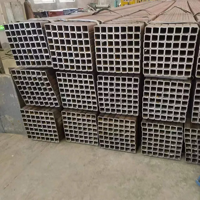 Paks must ristkülikukujuline toru